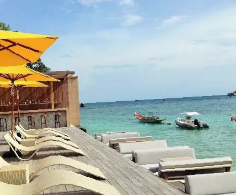 Beach Club by Haadtien