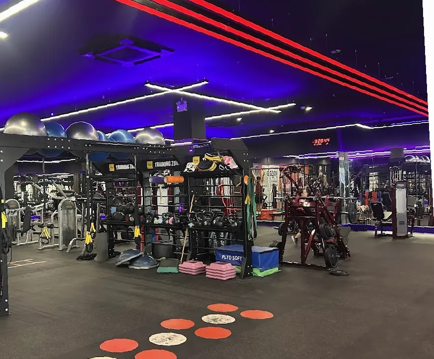 Gym Monkey - Charn At The Avenue (Chaengwattana)